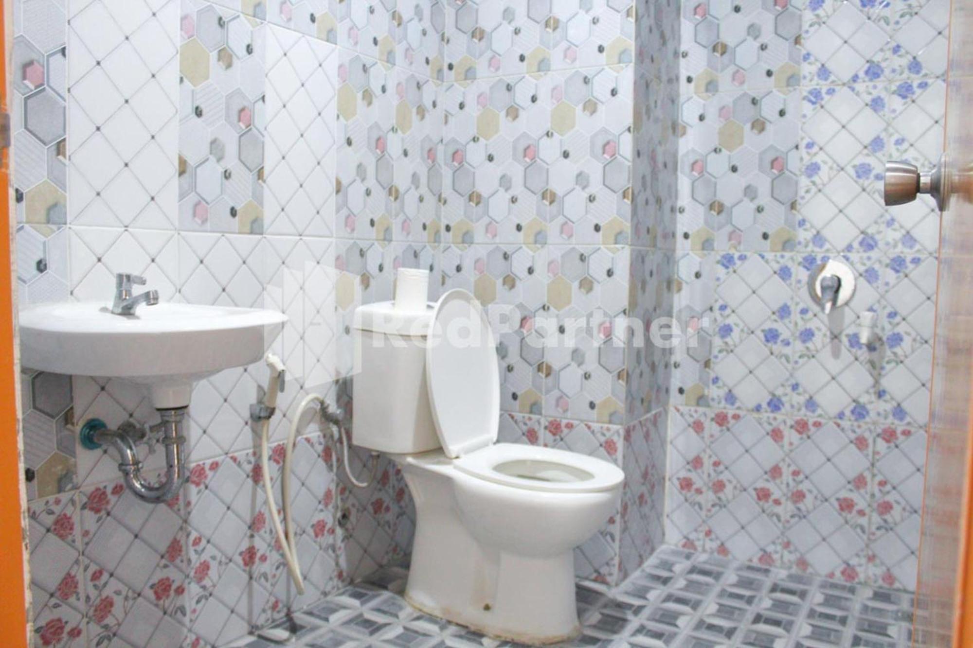 Brahma Hotel RedPartner Jakarta Ruang foto